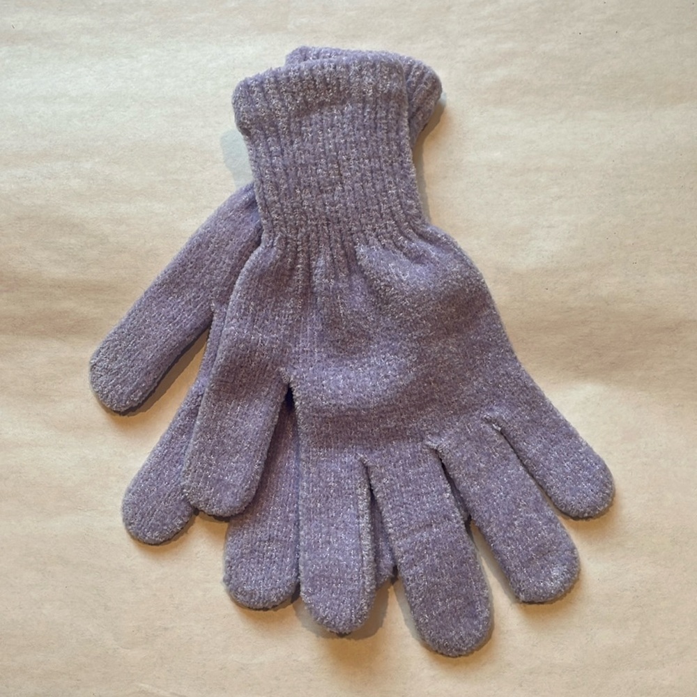 Purple winter gloves